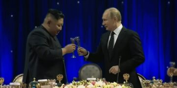 kim en poetin 1 De Russische president Vladimir Poetin heeft gedreigd Noord-Korea van wapens te voorzien als het Westen militaire steun aan Oekraïne blijft geven. Deze uitspraak deed hij na een bezoek aan Vietnam dat volgde op zijn reis naar Pyongyang.