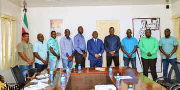 Minister Kenneth Amoksi ontvangt nieuwe bond van het Korps Penitentiaire Ambtenaren