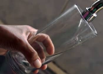 kraanwater web Op 22 maart is het wereldwaterdag; een jaarlijkse themadag om mensen wereldwijd bewuster te maken van het belang van water. Het doel van het ministerie van Natuurlijke Hulpbronnen is om te zorgen voor een integraal duurzaam en efficiënt beheer en de ontwikkeling van de productie van de in Suriname aanwezige natuurlijke hulpbronnen, rekening houdend met het milieu, de veiligheid en rechten van lokale gemeenschappen.