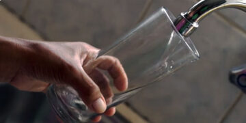 kraanwater web Verschillende gebieden in Paramaribo en Wanica hebben de afgelopen weken waterproblemen gehad. De directeur van SWM, Clifton Linga, gaf in een persconferentie aan dat er dringende onderhoudswerkzaamheden verricht moesten worden op het Williamkraanplein. Dat heeft een behoorlijke druk gelegd op de algehele watervoorziening.