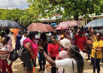 leerkrachten in actie 1 1 De Federatie van Organisatie van Leerkrachten in Suriname (FOLS), die omvat de lerarenorganisaties: de Katholieke Onderwijzers Bond (KOB), de Christelijke Onderwijzersbond Broederschap (COB), de Surinaamse Openbare Onderwijzers Bond (SOB), de Islamitische Onderwijzers Bond (IOB), en de Bond van Leraren bij het Technisch Onderwijs (BLTO), heeft haar leden wel opgeroepen om deze twee dagen thuis te blijven.