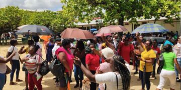 leerkrachten in actie 1 1 De Federatie van Organisatie van Leerkrachten in Suriname (FOLS), die omvat de lerarenorganisaties: de Katholieke Onderwijzers Bond (KOB), de Christelijke Onderwijzersbond Broederschap (COB), de Surinaamse Openbare Onderwijzers Bond (SOB), de Islamitische Onderwijzers Bond (IOB), en de Bond van Leraren bij het Technisch Onderwijs (BLTO), heeft haar leden wel opgeroepen om deze twee dagen thuis te blijven.