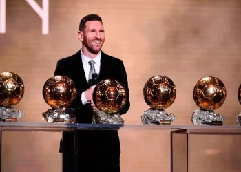 leomessi ballondor3 Lionel Messi heeft de Ballon d'Or gewonnen. De Argentijnse superster mocht maandagavond voor de achtste keer in zijn loopbaan de prijs in ontvangst nemen van David Beckham. Dat heeft Messi voornamelijk te danken aan het winnen van het WK met Argentinië. Erling Braut Haaland greep naast de trofee, maar wist als beste spits wel beslag te leggen op de Gerd Müller Trophy.