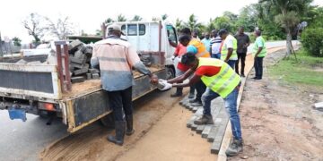 looppad Er is een aanvang gemaakt om een 650 m lange looppad op te zetten in Domburg. Het looppad dat zich uitstrekt van de Herbertstraat tot de tweede straat moet volgens het districtshoofd OW, Prewien Lakhi een veiligere route bieden voor schoolkinderen en alle voetgangers in de buurt.