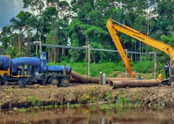 lvv waterpomp Het ministerie van Landbouw, Veeteelt en Visserij heeft enkele noodmaatregelen getroffen om het watertekort in Wageningen tegen te gaan. Op een aantal plekken in Wageningen zijn noodpompen geplaatst, waardoor dit probleem tussentijd aangepakt kan worden. Dit heeft minister Prahlad Sewdien meegedeeld.