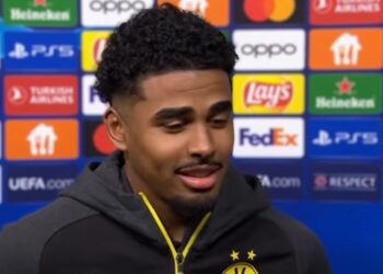maatsen Ian Maatsen, een voetballer met Surinaamse roots en door de Surinaamse Voetbal Bond begeerd wordt om te spelen voor de nationale selectie, heeft zich dinsdag met zijn Borussia Dortmund geplaatst voor de semifinale van de Champions League. Vorige week verloor de Duitse club op bezoek bij Atlético Madrid met 2-1, maar dinsdag waren de Duitsers in eigen huis met 4-2 te sterk.