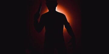 man met mes web 4 De politie van het bureau Waldeck heeft op zondag 5 mei 2024 de 46-jarige H.G. alias “Godje” die in de omgeving van de Arnold Julenweg woonachtig is, tijdens zijn vluchtweg in de directe omgeving van zijn woonadres aangehouden.