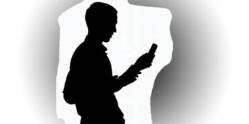 man met mobiel web Januel K. had er een gewoonte van gemaakt om in de stadsdrukte tegen mensen op te botsen en een defect mobieltje te laten vallen.
