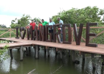 mangrove sign Het Surinaams kustgebied moet beschermd blijven. Daarom heeft Shell Suriname, in kader van het rehabilitatiebewustwordingsproject van de mangrovebossen, de overhandiging gedaan van attributen om de mangrove aanplant langs de kustlijn te boosten.