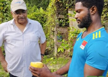 markoes aanplant Suriname Minister Parmanand Sewdien van Landbouw, Veeteelt en Visserij (LVV) heeft een oriëntatieronde gedaan op Apoera. De bewindsman heeft daarbij op 12 maart de markoesa aanplanten bezocht.