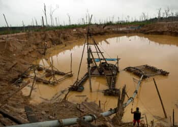 matawai De vicepresident, Ronnie Brunswijk, is per helikopter vertrokken naar Klein Saramacca in het Matawaigebied, waar eerder vanmiddag een goudmijntunnel is ingestort. De schacht bevond zich te Kamp 21 Pasie op de concessie van Zijin-Rosebel Gold Mines N.V.