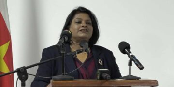 mathoera 1 “We willen eigenlijk meer balans op de begroting van Defensie en we hebben dat kunnen realiseren.” Zo sprak defensieminister Krishnakoemarie Mathoera tijdens een persconferentie op dinsdag 14 februari 2023. De bewindsvrouw zegt dat het ministerie op een punt zat waarbij 83 procent van de begroting aan personeelskosten ging en 17 procent voor overige zaken.