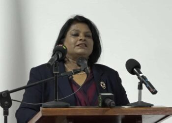 mathoera 2 Dit benadrukt minister Krishna Mathoera van Defensie. Om de veiligheid in het land te waarborgen, worden militairen op diverse gebieden ingezet. “We proberen met alle mogelijkheden en middelen die we hebben de veiligheid te garanderen”, geeft de bewindsvrouwe aan.