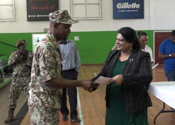 mathoera en soldaat 2 “We gaan onverkort door met het onderzoek en inmiddels zijn 8 militairen in verzekering gesteld”, dat zei minister Krishnakoemarie Mathoera van Defensie donderdag in het parlement tijdens het debat over veiligheid.