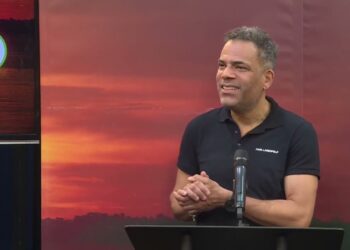 maxresdefault 2 Duizendpoot Jeffrey Spalburg is momenteel in Suriname om zijn debuutroman ‘Ik ben jullie meester’ te presenteren. Hij bracht de autobiografische roman uit op 23 juni 2023.