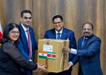 medicamenten india Het ministerie van Volksgezondheid deelt mee dat de medicamenten die op vrijdag 4 augustus vanuit India in het kader van een schenking, zijn aangekomen in Suriname, door het Bedrijf Geneesmiddelen Voorziening Suriname (BGVS) aan alle geldende procedures worden onderworpen, voordat deze beschikbaar worden gesteld.