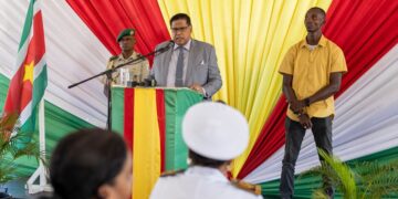 medicijnen chan President Santokhi heeft in Nickerie aangekondigd dat hij de komende week 10 containers met medicijnen in ontvangst zal nemen. Dit is een schenking van de republiek India. Het staatshoofd deed deze melding in Nickerie op 5 augustus tijdens de uitreikingsplechtigheid van grondpapieren.