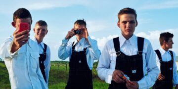 meniniten 1 Het lag even stil rondom de mennonieten, maar ze zijn wel aanwezig in Suriname. "Er is een klein groepje nu aanwezig in Suriname, maar die zijn hier om de nodige voorbereidingen en investeringen te doen", zegt Albert Ramdin, minister van Buitenlandse Zaken, Internationale Business en Internationale Samenwerkingen.