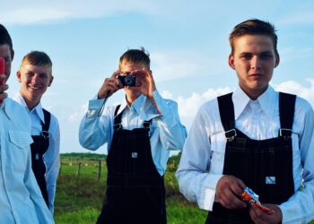 meniniten Recentelijk zijn wij in Suriname geconfronteerd met het nieuws via de media dat er delen van ons land zijn uitgegeven aan Mennonieten; een oud-Nederlandse religieuze sekte van blanken ten behoeve van een kolonisatie poging van nog onbekende omvang. Uit informele informatie blijk het te gaan om de directe en/of indirecte uitgifte van 90.000 ha grond in gebieden van inheemsen in West-Suriname. Dit is voor ons als inheemsen zeer grote reden tot bezorgdheid.