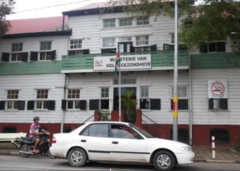 min VG voor 3 Een delegatie van het ministerie van Volksgezondheid heeft tussen 16 en 18 mei 2023 deelgenomen aan een HEARTS in the Americas training en workshop te St. Lucia. Bij deze training en workshop hebben diverse landen uit de Caraïbische regio hun ervaringen gedeeld met betrekking tot de HEARTS-implementatie en vooruitgangen welke zijn geboekt in hun landen.