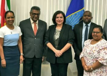 min fin idb Minister Raghoebarsing van Financiën en Planning en Adriana La Valley, vertegenwoordiger van de Inter-Amerikaanse Ontwikkelingsbank (IDB) in Suriname hebben dinsdag 12 december twee leningen getekend voor een totaalbedrag van USD 170 miljoen.