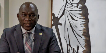 min juspol “Wij hebben gemeenschappelijke issues en door samen te werken kunnen wij zaken over criminaliteit en veiligheid samen aanpakken”, aldus de JusPol-minister. Hij geeft aan dat grensoverschrijdende criminaliteit, migratiestromen en vreemdelingenbeleid, als ook politiesamenwerking op verschillende gebieden, onderdeel zullen zijn van de gesprekken die gevoerd zullen worden. Hij voegt eraan toe dat ook de samenwerking over het gevangeniswezen en brandweerzaken op het gebied van opleidingen en trainingen aangehaald zal worden.