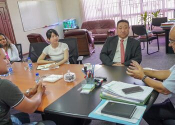 Vertrekkende Chinese ambassadeur op afscheidsbezoek bij minister Sewdien