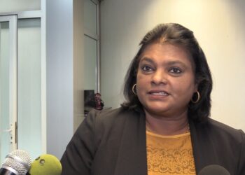 minister Mathoera Minister Krishna Mathoera van Defensie heeft voorafgaand aan de vergadering van de Raad van Ministers (RvM)verklaard dat het niet in het beleid past om militairen ter beschikking te stellen voor werkzaamheden bij goudbedrijven.