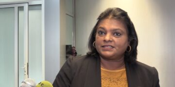 minister Mathoera Minister Krishna Mathoera van Defensie heeft voorafgaand aan de vergadering van de Raad van Ministers (RvM)verklaard dat het niet in het beleid past om militairen ter beschikking te stellen voor werkzaamheden bij goudbedrijven.