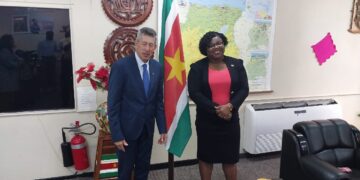 minros en franse ambassadeur Minister Gracia Emanuël heeft ten kantore van het ministerie van Regionale Ontwikkeling en Sport (ROS) bezoek ontvangen van een Franse delegatie.