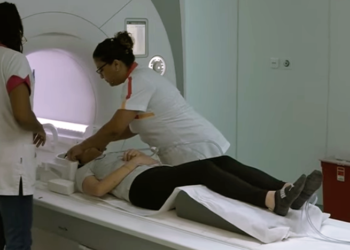 mri Om de radiologische zorg in Suriname verder te ontwikkelen zal het MRI-Centrum NV zelf investeren in een tweede MRI-apparaat. Dat zegt de minister van Volksgezondheid, Amar Ramadhin in een gesprek met de Communicatiedienst Suriname.