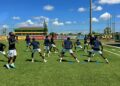 natio aan het trainen web 1 De komende drie maanden speelt de nationale selectie van Suriname zes duels, waarin het op alle mogelijk manieren op de proef gesteld gaat worden. Niet voor niets: het gaat om een kans om te staan op het WK 2026. Wie zeker nodig gaan zijn: emotionele leiders. Spelers die met passie voorop gaan in de strijd en medespelers en fans laten geloven. Die ontbraken tot nu toe, maar er zijn wel kandidaten.