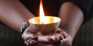 nationale divali viering denhaag 696x392 1 Over de hele wereld vieren onze Hindoebroeders vandaag Divali. Als voorzitter van De Nationale Assemblée (DNA) wil ik iedereen herinneren aan de kracht van eenheid in diversiteit van onze culturen en tradities, waardoor Divali vandaag ons pad verlicht en benadrukt dat onze dynamiek in onze verscheidenheid ligt.