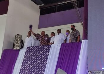 ndp 2 Advocaat van de veroordeelde, Irvin Kanhai, zegt dat bijna alle mogelijkheden zijn uitgeput in Suriname. In een eerder interview heeft Kanhai aangegeven de mogelijkheden te bekijken bij de afdeling mensenrechten van het OAS als Bouterse zijn zaak daar zou kunnen bepleiten. "Maar dat moet allemaal nog met de cliënt besproken worden." Ook de mogelijkheid voor het vragen van gratie is ter sprake gekomen. Iemand die gratie krijgt heeft een straf gekregen, maar deze persoon hoeft de opgelegde gevangenisstraf niet uit te zitten.