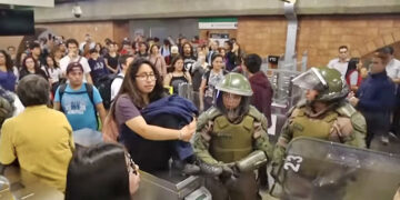 noodtoestand chili web 1 President Gabriel Boric van Chili heeft de noodtoestand afgekondigd in de regio Valparaiso, gelegen op ongeveer 85 kilometer ten westen van Santiago, vanwege ernstige bosbranden in de bergen. Het dodental is gestegen tot negentien, duizenden hectares bos zijn verwoest en meerdere kustplaatsen liggen in as.