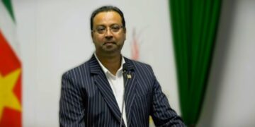 nurmohammed OW 2 De minister van Openbare Werken, Riad Nurmohamed, heeft flink uitgehaald naar NDP-parlementariër Melvin Bouva. De minister was niet ingenomen met de woorden van Bouva over zijn beleid, waar de parlementariër zich afvroeg waarom de minister nog wordt gehandhaafd omdat hij een falend beleid heeft.