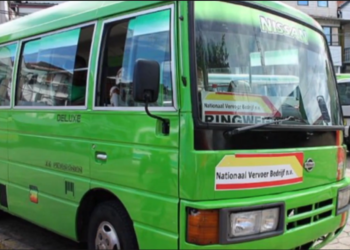 nvb bus 1 Er zijn nauwelijks tot geen NVB-bussen meer beschikbaar voor de samenleving in de districten. “Er zijn heel veel klachten over de NVB-bussen, die hun trajecten nu niet meer onderhouden”, zegt DNA-lid Radjendrekoemar Debie.
