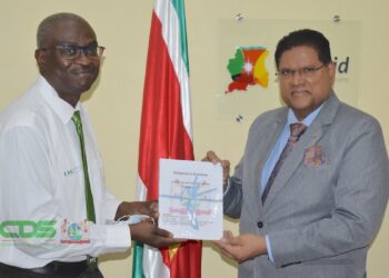 overhandiging document PTC Het Polytechnic College Suriname (PTC) zal bij de early bird inschrijvingen een koers hanteren van SRD 18,50 voor 1 USD.