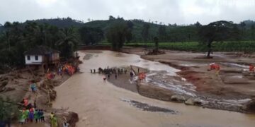 overstroming india Na aardverschuivingen in het zuiden van India zijn bijna duizend mensen gered door het Indiase leger en reddingswerkers. Tot nu toe zijn er zeker 165 doden geregistreerd, met de verwachting dat dit aantal verder zal stijgen. Meer dan tweehonderd mensen worden nog vermist, meldt persbureau Reuters.
