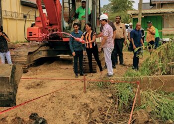 ow romanaweg web Minister Riad Nurmohamed van Openbare Werken (OW) heeft, op woensdag 18 oktober 2023, het startsein gegeven voor de bouw van een betonnen brug aan de Romanaweg. Een buurtbewoner heeft het initiatief genomen om een brief te richten naar het ministerie voor de aanvraag van een betonnen brug.