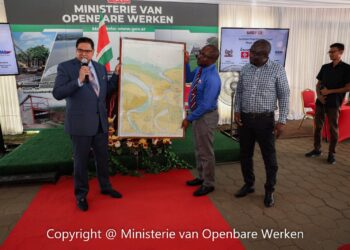 ow5 AUG23 1 Dit is in PPP-verband uitgevoerd door joint venture baggerbedrijf De Boer B.V. en Boskalis. Het project zal zichzelf terugverdienen. De bewindsman bracht bij de ceremoniële oplevering in herinnering dat twee jaren terug het project in een periode van ernstige crisis is opgestart. “Er werd politiek gedreven en verschillende belangen speelden. Maar in het parlement heb ik aangegeven dat wij het project gaan uitvoeren. We hebben het besluit genomen. We gaan met doordacht en duurzaam beleid het project initiëren. Vandaag de dag staan wij hier. Het bijzondere van het project is dat het met nul cent is opgestart en het heeft niet gedrukt op de begroting van de staat,” stelt de minister. Dit is een model PPP-project met een onderhoudsperiode van twee jaar. Het baggeren zal nu continu plaatsvinden.