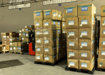 paho1 De Pan-Amerikaanse Gezondheidsorganisatie / Wereldgezondheidsorganisatie (PAHO/WHO) kondigt met genoegen de schenking aan van medische apparatuur en goederen aan het ministerie van Volksgezondheid van Suriname in het kader van de respons op de COVID-19-pandemie.