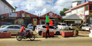 palu man 01 Met de huidige constante stroom aan extra SRDs in de Surinaamse economie zal de koers niet te houden zijn. Onder het mom van het IMF-herstelplan wordt door de regering met de zogenaamde Open Markt Operaties (OMOs) constant extra SRDs in omloop gebracht. US Dollars inkomsten van de overheid wordt ook “ingewisseld” bij de Centrale Bank van Suriname (CBvS) zonder dat de US Dollars in omloop worden gebracht. Volgens de PALU wordt hiermee het volk bewust in de armoede gedrukt. Men voert dit crimineel regeerbeleid zogenaamd om evenwicht in de Surinaamse economie te brengen maar niemand kan uitleggen hoe het dan moet werken.