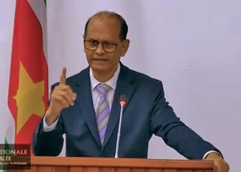parmessar 5okt web 1 “Er is een commissie ingesteld door de president die zich moest buigen over de landelijke problematiek van volkshuisvesting.” "Deze commissie telt ongeveer 28 leden met een gecumuleerd salaris van rond de SRD 400.000", maakte DNA-lid Rabin Parmessar maandag kenbaar in het parlement tijdens de Algemene Politieke Beschouwingen.