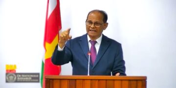 parmessar web De fractie van de Nationale Democratische Partij (NDP) in het parlement heeft het college gevraagd om onmiddellijk het vertrouwen in president Chandrikapersad Santokhi op te zeggen. Tijdens de openbare vergadering op donderdag 11 april heeft fractievoorzitter Rabindre Parmessar een motie van 6 pagina’s ingediend.