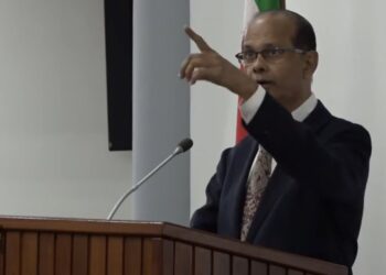 parmessar1 Bewoners van enkele delen van Paramaribo en Wanica zitten al geruime tijd zonder drinkwater. “In de avonduren komt er maar een pisstraaltje uit de kraan”, zei parlementariër Rabin Parmessar dinsdag in het parlement.