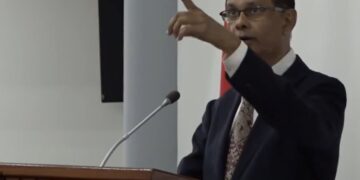 parmessar1 Bewoners van enkele delen van Paramaribo en Wanica zitten al geruime tijd zonder drinkwater. “In de avonduren komt er maar een pisstraaltje uit de kraan”, zei parlementariër Rabin Parmessar dinsdag in het parlement.