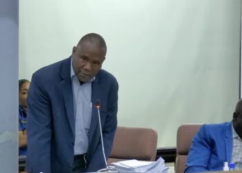 patrick kensenhuis 1 Er zijn uitzendbureaus die werknemers tegenhouden om in vaste dienst aangenomen te worden bij het bedrijf, waar de werknemers in dienst zijn. Dit stelde DNA-lid Patrick Kensenhuis dinsdag in het parlement tijdens de behandeling van de Wet Ter Beschikking Stellen Arbeidskrachten door Intermediairs.