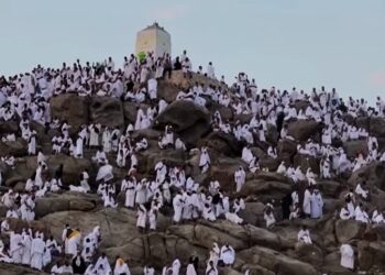 pilgrim Bij de jaarlijkse islamitische bedevaart naar Mekka in Saudi-Arabië zijn enkele honderden doden gevallen als gevolg van extreme hitte. Volgens de Saudische televisie bereikte de temperatuur vandaag 51,8 graden in de schaduw.