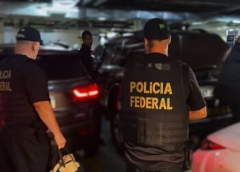 policia federal De Braziliaanse politie heeft in samenwerking met de marine een schip met twee miljoen pakjes smokkelsigaretten uit Suriname onderschept.